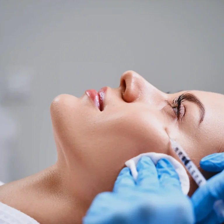 Aplicación de botox en clínica estética Zona 10, Ciudad de Guatemala